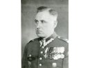 Fotografia: August Karcher w mundurze majora z odznaczeniami.