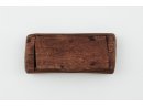 Drewniane pudełko na tytoń z wyrytym na wieczku sercem oraz napisami: OSTASZKÓW SELIGIER, 1940r.