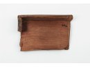 Wieczko drewniane – element pudełka, na wierzchu napis ryty „6.IV.1940”
