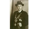 Fotografia: Adolf Franciszek Rzeźniczek w garniturze i w kapeluszu z piórkiem.