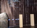 Sala Hetmańska, przestrzeń 5 – Kurtyna „Ściana Pamięci”  i postumenty „Wieczny Ogień”. Z lewej strony obudowa monitora z programem edukacyjnym.