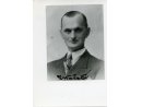 Fotografia z autografem: Zygmunt Wolski w ubraniu cywilnym.