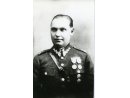 Fotografia Bronisława Buniakowskiego w mundurze oraz fotografia dyplomu.