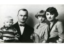 Fotografie: Józef Łasak z rodziną i fotokopie listu.