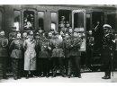 Fotografia zbiorowa: Władysław Myśliński 2-gi od lewej, przed pociągiem. 