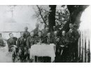 Fotografie zbiorowe, na nich ppor. Jan Ziółkowski w mundurze.