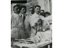 Fotografia: Jan Raczkowski w grupie lekarzy przy łóżku chorego, 3-ci od lewej w głębi.