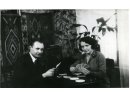 Fotografia: Leopold Kościółek w ubraniu cywilnym z kobietą podczas gry w karty.