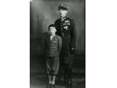 Fotografia: Zygmunt Ziembo w mundurze kapitana z chłopcem.