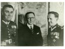 Fotografia zbiorowa: z lewej w mundurze oficera kaw. Tadeusz Florczak, z prawej mjr. Antoni Żarski.