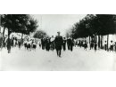 Fotografie z defilady, na czele porucznik: Wsiewołod Mrozowski.