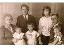 Fotografia rodzinna: w środku w cywilnym ubraniu Erwin Niewiadomski-Prus.