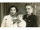 Fotografia rodzinna: Władysław Jagiełło w mundurze post. PP z żoną Stanisławą i synem Władysławem.