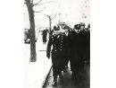 Fotografia uliczna: z lewej w mundurze aspiranta lub podkomisarza PP Jan Balcer, z prawej w cywilnym ubraniu Jan Bagiński.