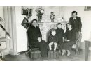 Fotografia zbiorowa: ks. kanonik Józef Kacprzak z rodziną Wincentego i Stanisławy Jóźwiak.