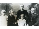 Fotografia rodzinna: z prawej Jan Szczepański w mundurze wachm. WP.