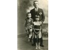 Fotografia rodzinna: Józef Tomczak z dziećmi Reginą i Eugeniuszem.
