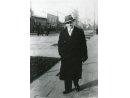 Fotografia uliczna: Edmund Oskólski w cywilnym ubraniu.