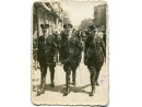 Fotografia uliczna 3 policjantów: z prawej Bolesław Rybczyński w mundurze st. post. PP.
