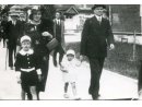 Fotografia uliczna: Paweł Świryd w cywilnym ubraniu z rodziną.