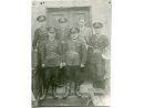 Fotografia zbiorowa przed posterunkiem w Opatowie: w drugim rzędzie pierwszy z lewej Wojciech Kozłowski w mundurze przod. PP.