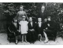 Fotografia rodzinna: Mieczysław Lutman w garniturze stoi pierwszy z lewej.