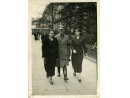 Fotografia: Józef Kalasanty Jaroszyński w mundurze w towarzystwie dwóch osób na ulicy.