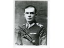 Fotografia z autografem: Franciszek Adamski w mundurze sierżanta podchorążego z baretkami.