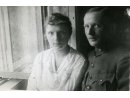 Fotografia: Kazimierz Bartoszyński w mundurze z kobietą.