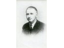 Fotografia: Leon Bednarek w garniturze.