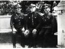 Fotografia grupowa: w środku siedzi Władysław Krzemień w mundurze podporucznika.