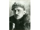 Fotografia: Mieczysław Kolczyński w mundurze podporucznika. Na mundur narzucony kożuch.