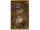 Fotografia: Mieczysław Podgórski w mundurze porucznika z odznaczeniami.