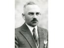 Fotografia: Władysław Polakowski w garniturze z odznaczeniem.