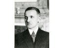 Fotografia: Wojciech Plewniak w garniturze.