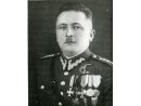 Fotografia: Józef Szyfter w mundurze kapitana z odznaczeniami i odznakami.