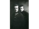 Fotografia: Konstanty Lisowski w mundurze porucznika z synem.