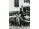 Fotografia rodzinna: Ludomir Łuniewski na tle zieleni i ściany domu.