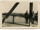 Fotografia: dwóch żołnierzy na moście; z lewej Jan Czeglik.