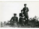 Fotografia grupowa wykładowców Szkoły Podchorążych Rez. Artylerii nr 2 im. Józefa Bema w Zambrowie. Pierwszy od prawej (stoi) Leon Meleszkiewicz, na prawo od niego por. Antoni Wiśniewski z żoną Krystyną i por. Wincenty Wołk.