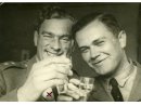 Fotografia: Marian Kucharski w mundurze porucznika. Po prawej w mundurze lotniczym Roman Grodzicki.