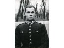 Fotografia: Jerzy Skoczyński w mundurze podchorążego piechoty służby stałej. Na kołnierzu odznaka Szkoły Podchorążych Piechoty.