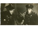 Fotografia dwóch policjantów z psem: Kazimierz Turczński w mundurze posterunkowego PP siedzi po prawej stronie.