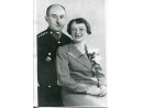 Fotografia: Komisarz PP Zygmunt Teofil Gromulski w mundurze z małżonką.
