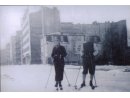 Fotografia: Wacław Leon Głogowski wraz z żoną Eugenią na nartach przed swoim gdyńskim domem.